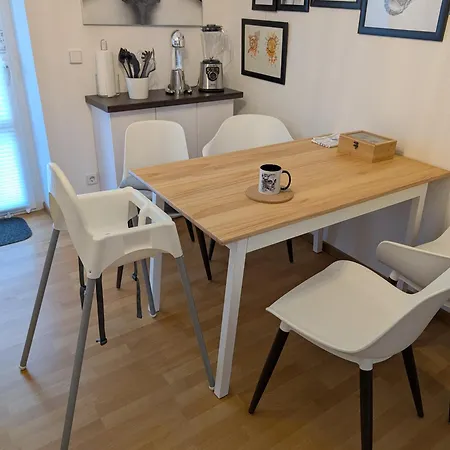 Helles Mit Arbeitsplatz Und Balkon