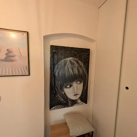 Helles Mit Arbeitsplatz Und Balkon