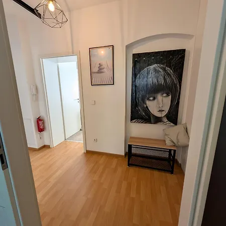 Helles Mit Arbeitsplatz Und Balkon