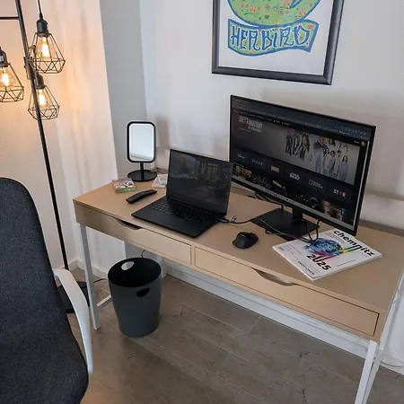 Helles Mit Arbeitsplatz Und Balkon