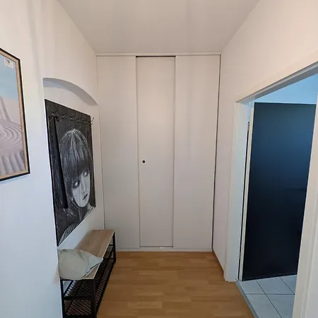 Apartment Helles Mit Arbeitsplatz Und Balkon *