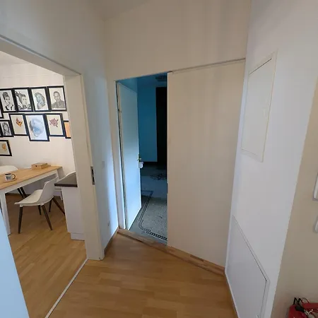 Helles Mit Arbeitsplatz Und Balkon *