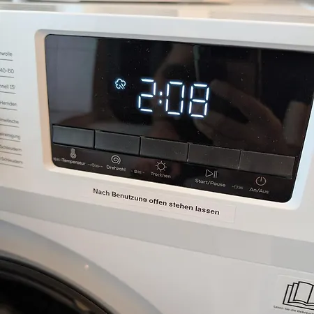 Helles Mit Arbeitsplatz Und Balkon