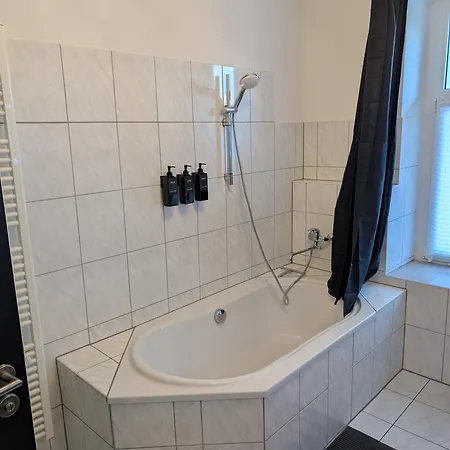 Helles Mit Arbeitsplatz Und Balkon