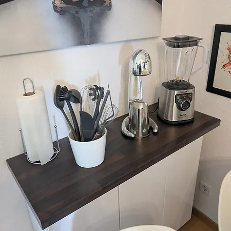 Helles Mit Arbeitsplatz Und Balkon