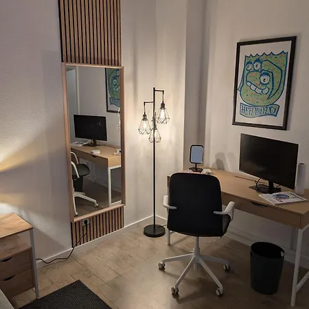 Helles Mit Arbeitsplatz Und Balkon *