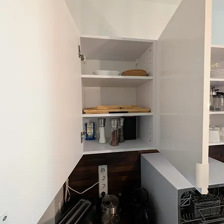 Helles Mit Arbeitsplatz Und Balkon *