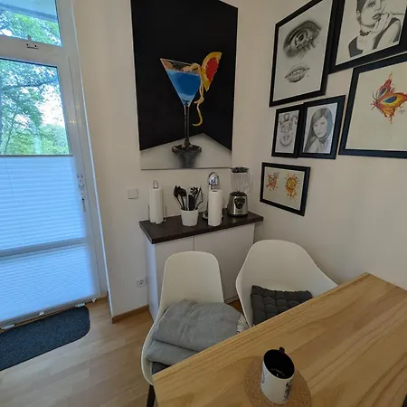 Helles Mit Arbeitsplatz Und Balkon