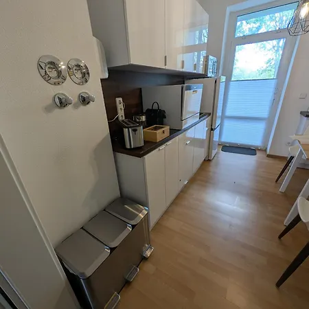 Helles Mit Arbeitsplatz Und Balkon