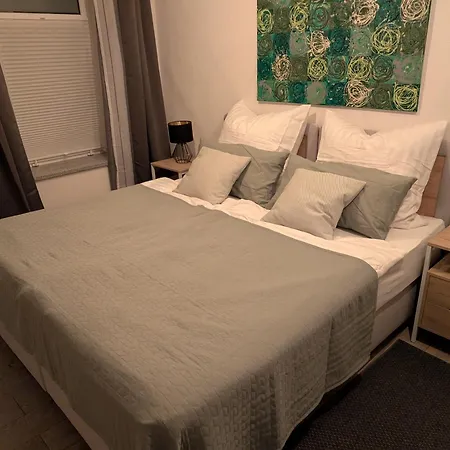 Helles Mit Arbeitsplatz Und Balkon