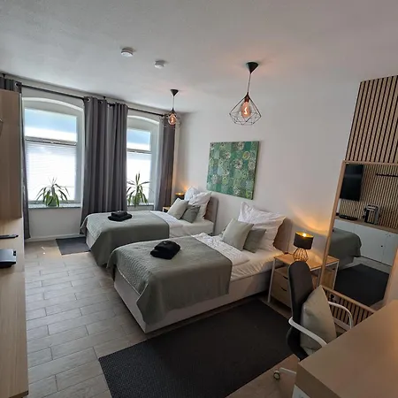 Helles Mit Arbeitsplatz Und Balkon