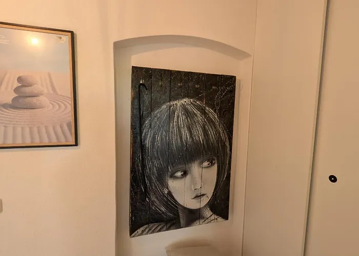 Helles Mit Arbeitsplatz Und Balkon