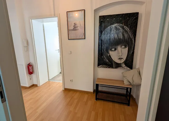 Helles Mit Arbeitsplatz Und Balkon