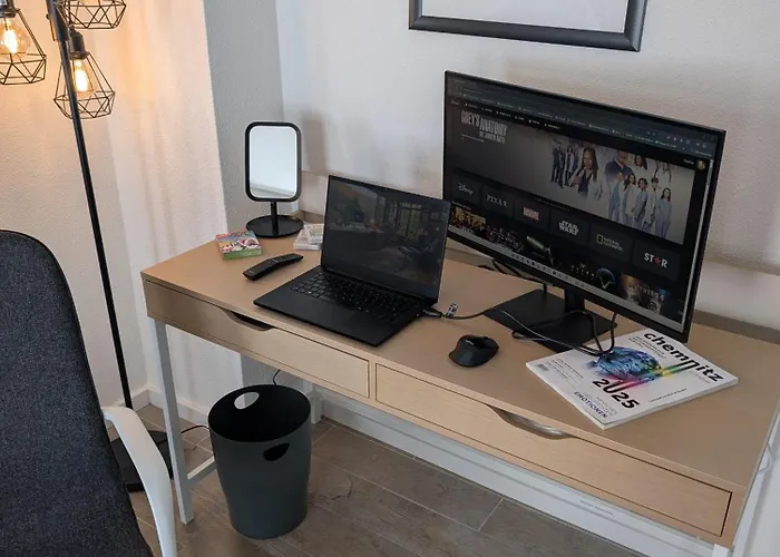 Helles Mit Arbeitsplatz Und Balkon