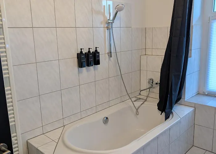 Helles Mit Arbeitsplatz Und Balkon