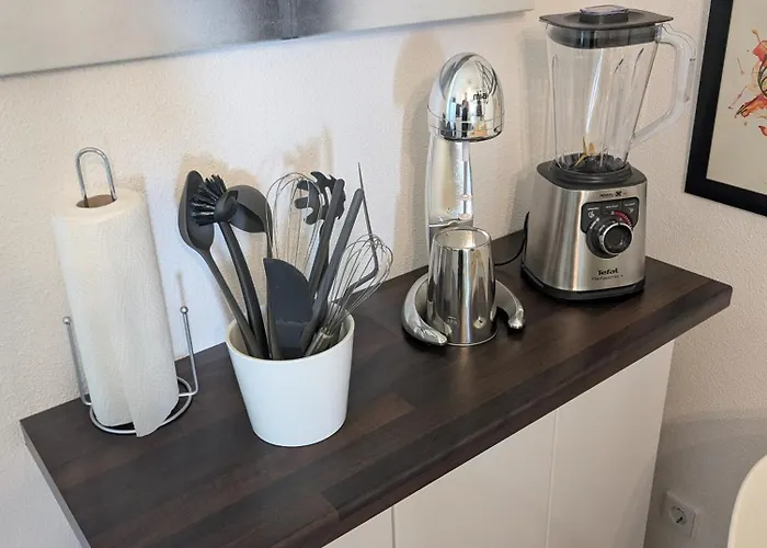 Helles Mit Arbeitsplatz Und Balkon