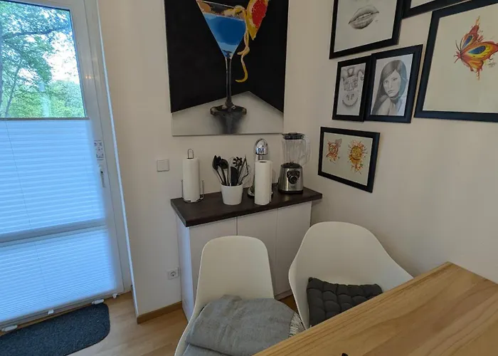 Helles Mit Arbeitsplatz Und Balkon