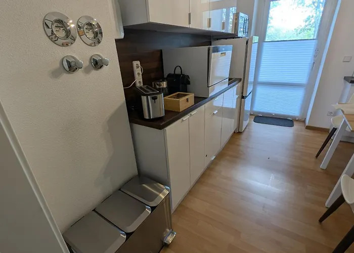 Helles Mit Arbeitsplatz Und Balkon